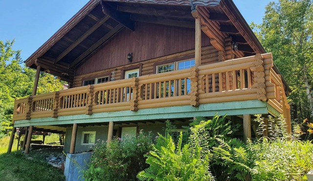 Cozy log cabin with fantastic views and 2 bathrooms