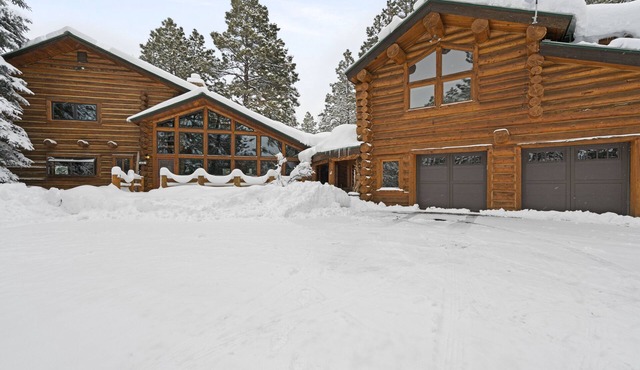 Cozy log cabin 10 mins from town