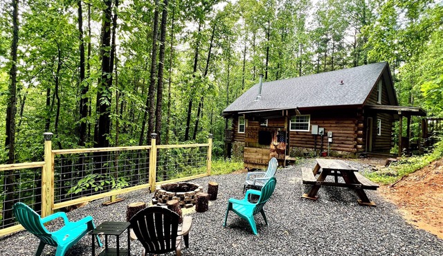 Cozy log cabin 4 minutes outside Stone Mountain!