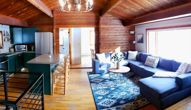 Cozy Log Cabin, 5 Min to Ski, Great for Groups, Oversized Deck, Dog-friendly