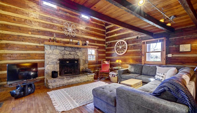 Cozy Log Cabin: 6 Mi to Great Smoky Mtns NP!