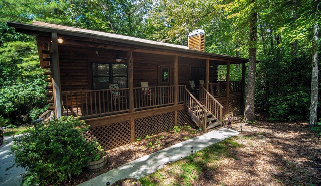 Cozy Log Cabin at Lake Jocassee - with Hot Tub, State Park Pass & Boat Parking