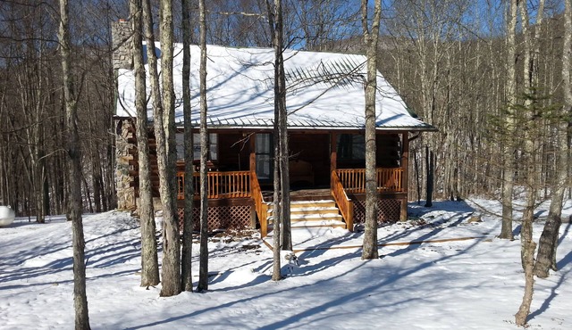 Cozy Log Cabin Close to Snowshoe, 2 Bedrooms and a Loft