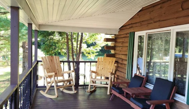 Cozy Log Cabin close to Old Forge and Boonville. Great for small families!