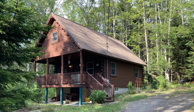 Cozy log cabin! Enjoy Vacationland at its very best. Beaches, waterfall & trees