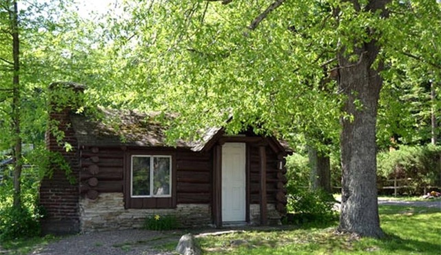 Cozy Log Cabin for a Peaceful Getaway in Markleysburg, Pennsylvania