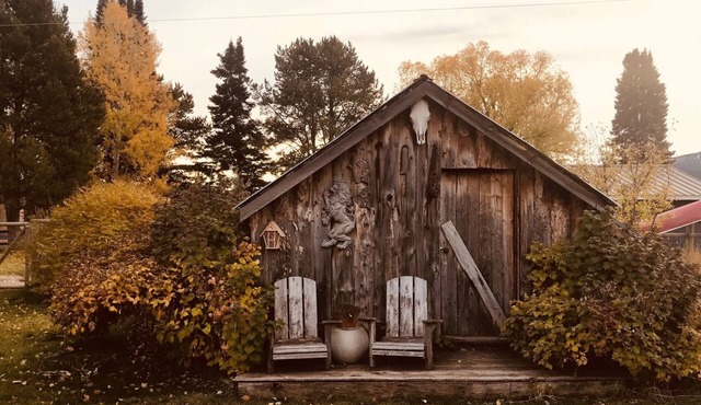 Cozy log cabin in Alpine close to lake with water views!