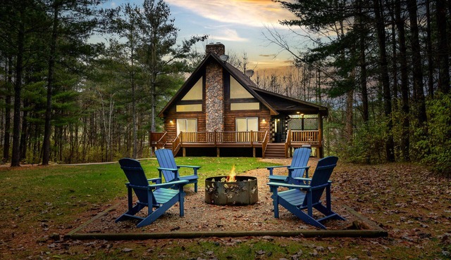 Cozy Log Cabin in Hocking Hills! Hot Tub! Pool Table! Pet Friendly!