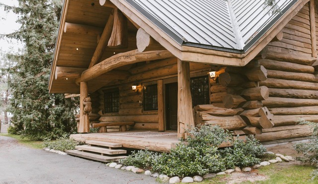 Cozy Log Cabin in Kingsburg