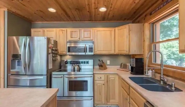 Cozy Log Cabin in the Woods