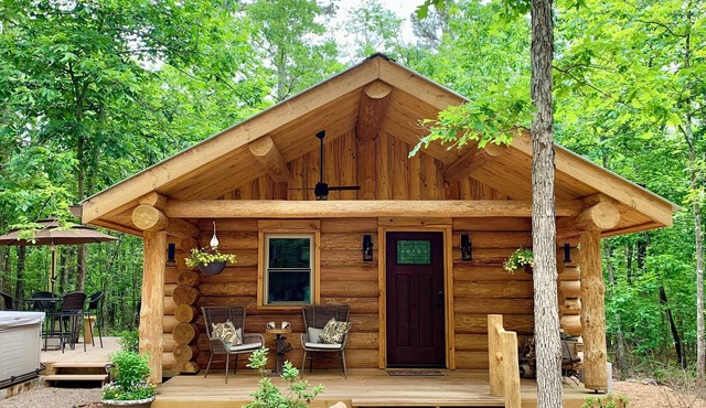 Cozy LOG CABIN in the woods w/hot tub & deck. Near Lake Ouachita & Hot Springs