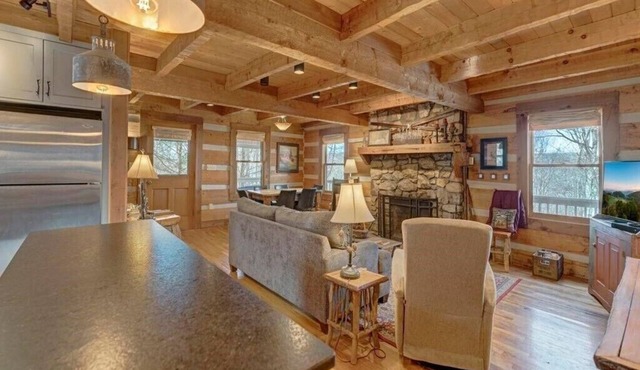Cozy Log Cabin, Mountain views, HOT TUB, & Fire Pit- accepting renters!