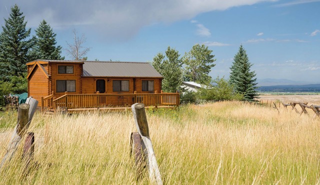Cozy Log Cabin, Mountain View, AC, WiFi, 4 mi. to town, 16 minutes from airport.