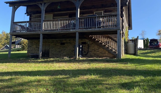 Cozy Log Cabin Near the Parkway