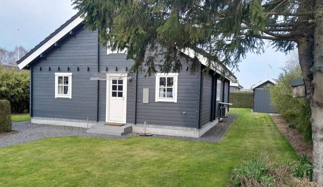 Cozy log cabin near beach and forest