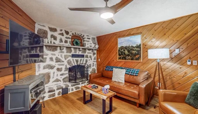 Cozy Log Cabin Near Ski Area/Lake + Hot Tub