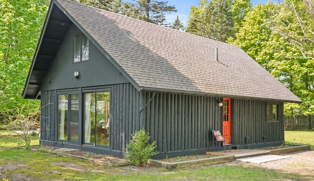 Cozy Log Cabin on 1 Acre