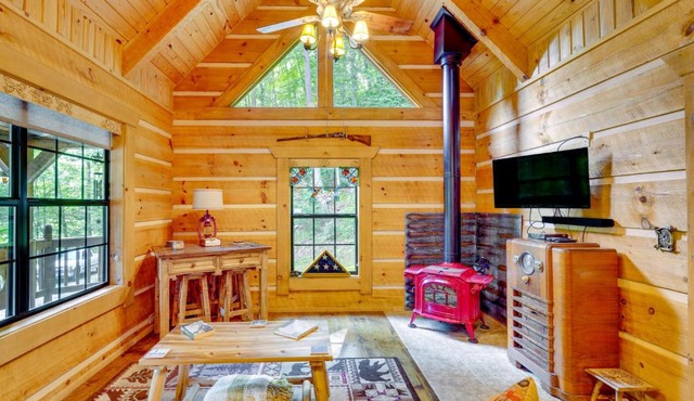 Cozy Log Cabin on 11 Acres 3 Mi to Cherokee Lake!