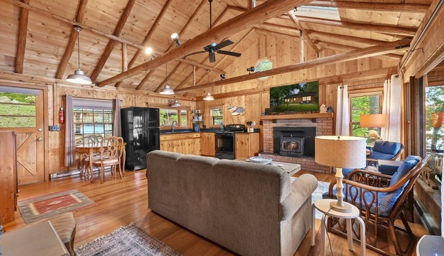 Cozy log cabin on Lake, fireplace, bonfire, kayaks, dock, orv trails, and grill,