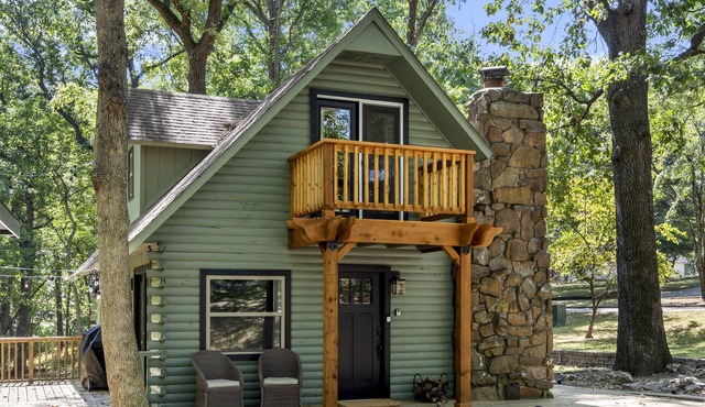 Cozy log cabin on Monkey Island. See description for golf cart rentals!