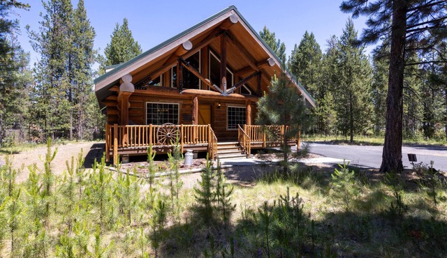Cozy Log Cabin on Quiet Cul-de-sac, Trails, River Nearby, 3 Mi from Sunriver, Covered Front Porch