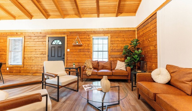 Cozy Log Cabin Retreat - Minutes from fly fishing!