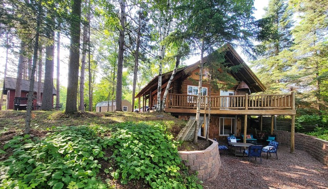 Cozy Log Cabin Retreat on Sturgeon Lake