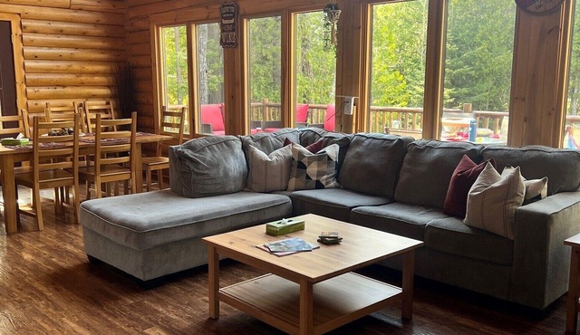 Cozy Log Cabin Retreat in the Heart of Tobermory