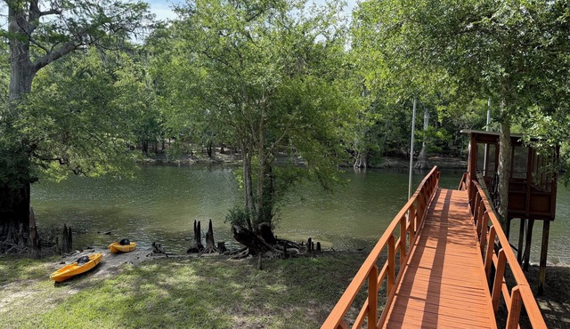 Cozy Log Cabin Retreat on the Santa Fe River – Nature, Kayaking & Relaxation!