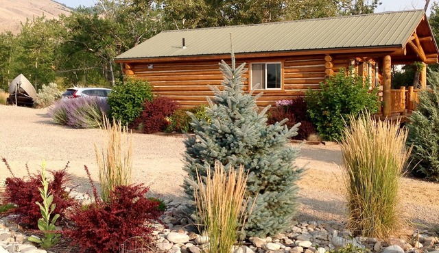 Cozy log cabin set along Jesse creek within walking distance to downtown Salmon