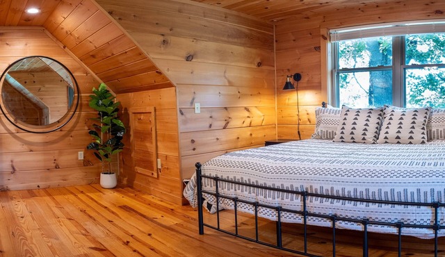 Cozy Log Cabin TH | Long-Range Mountain Views | Walk to Downtown West Jefferson