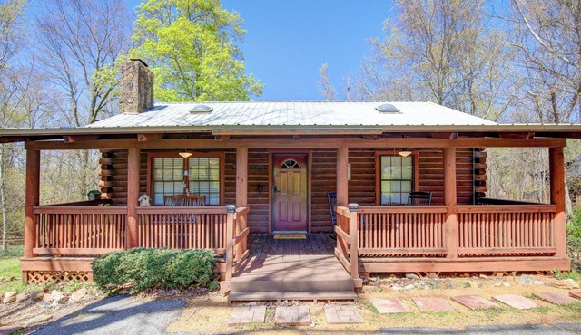 Cozy Log Cabin tucked away in Warm Springs! Near Callaway and FDR