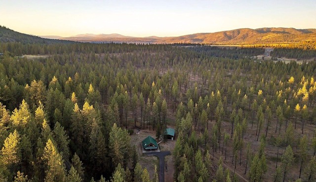 Cozy Log Cabin Retreat INSIDE Riverside State Park located directly on trail 25!