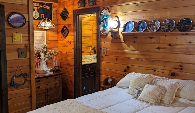 Cozy Log Cabin w/firepit, in the heart of the Pennsylvania Wilds!