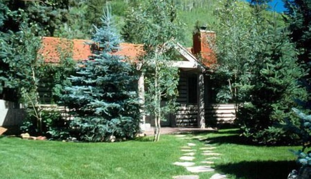 Cozy Log Cabin w/Hot Tub on Redstone Blvd, beautifully landscaped for privacy.