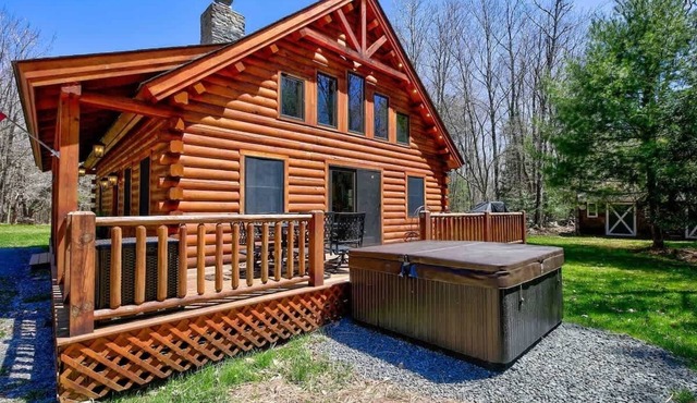 Cozy Log Cabin w/Hot Tub | 10 Min to Hunter Mtn