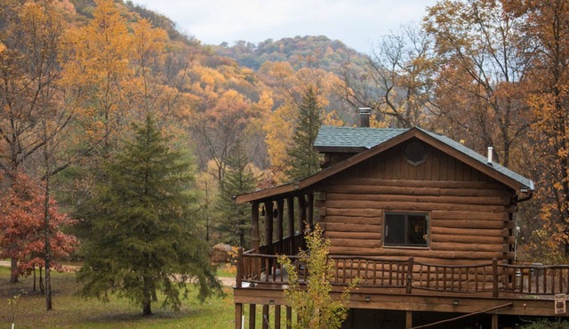 Cozy Log Cabin w/Hot Tub - King Bed - Private Acreage - Mississippi Getaway