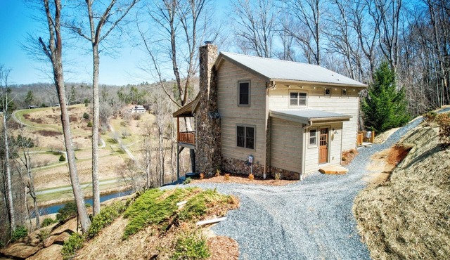 Cozy Log Cabin w/Mountain Views, Hot Tub, Fire Pit, Pool Table & River