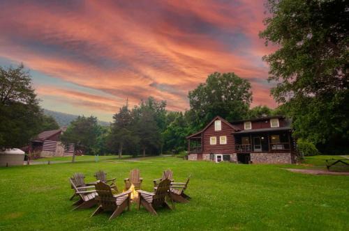 Cozy Log Cabin w Porch Fire Pit Games & River