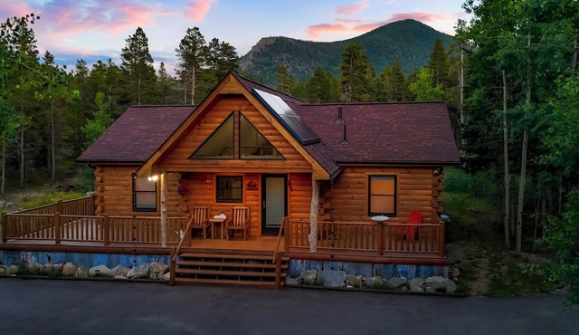 Cozy Log Cabin w/Private Lake & State Park Access! Jacuzzi, Sauna, Kayaks!