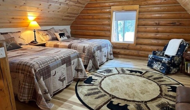Cozy Log Cabin with private access to the Trinity River!