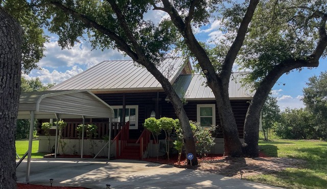 Cozy log cabin, waterfront views, firepit, wifi, loft, TV, dog-friendly, A/C