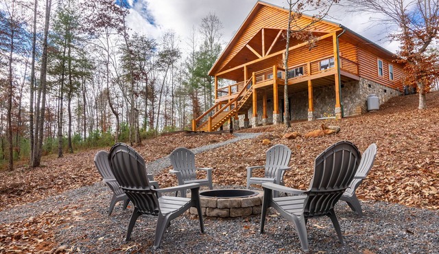 Cozy log cabin with Lakefront and Private Dock