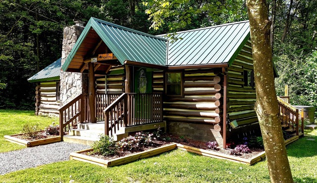 Cozy log cabin with hot tub in Markleysburg!