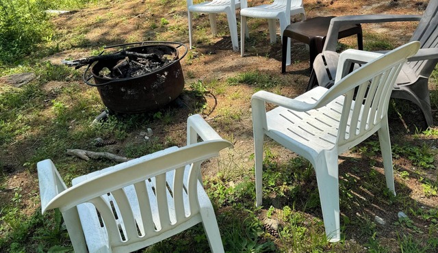 Cozy log cabin with convenient Rockport location; pet friendly!