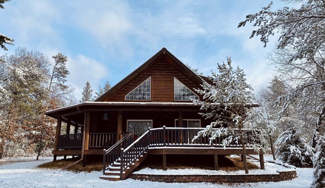 Cozy Log Cabin with fireplace, pool table, deck, and spacious kitchen!