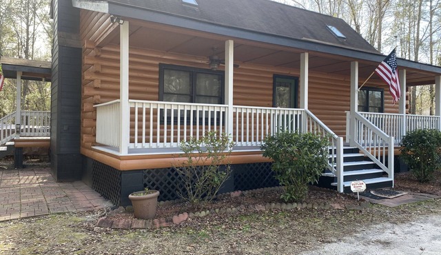 Cozy log cabin with plenty of space in Florence, SC
