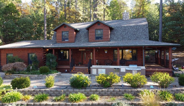 Cozy Log Cabin with a Touch of Luxury