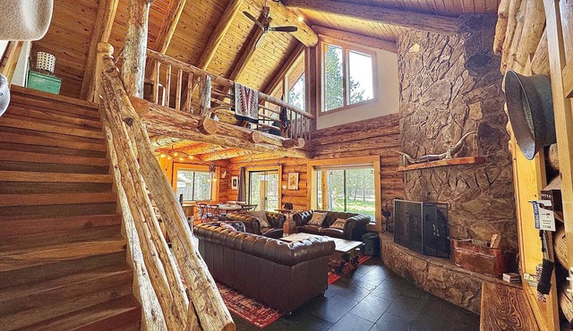 Cozy log cabin with wrap-around porch, Hot tub Loft space, Washer & Dryer