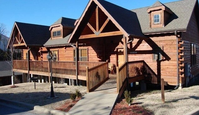 Cozy Log Cabin1 Level - Great for Summer Families - 2 Masters